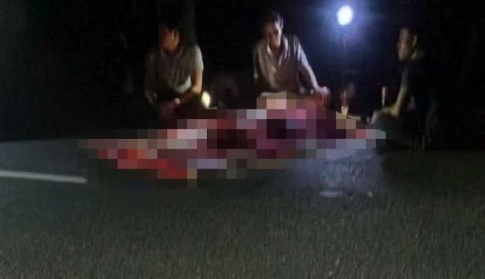 Công an đang khám nghiệm hiện trường vụ tai nạn.