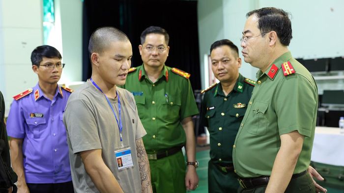 Đại tá Bùi Quyết Toán trực tiếp chỉ đạo, kiểm tra công tác đấu tranh và lấy lời khai các đối tượng trong quá trình phá án.