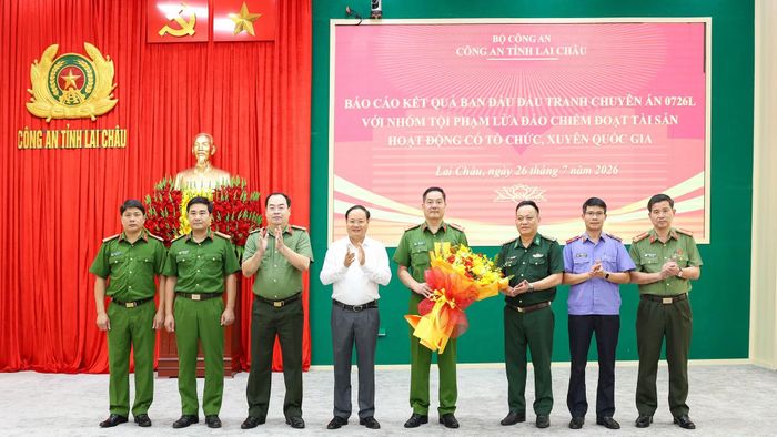 Đồng chí Lê Minh Ngân tặng hoa chúc mừng Ban Chuyên án và các lực lượng tham gia đấu tranh Chuyên án.