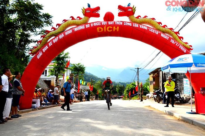 Cán đích sau 25km đường núi, dốc quanh co và thảm lúa vàng đẹp mê hồn. Ảnh: Quốc Hồng