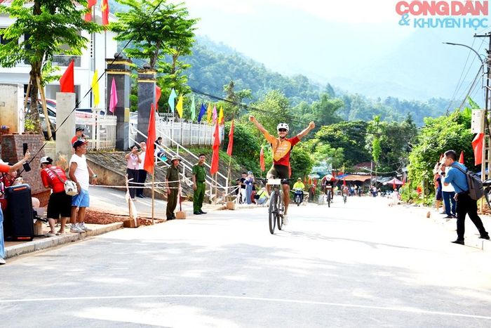 Vỡ òa niềm vui chiến thắng. Ảnh: Quốc Hồng