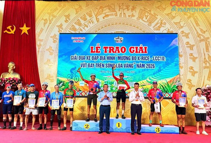 Trao giải Nhất, Nhì, Ba nam cao tuổi. Ảnh: Quốc Hồng
