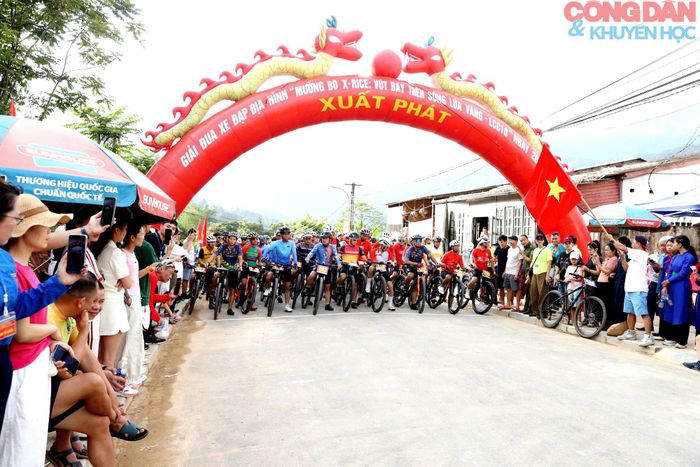 Điểm xuất phát đường đua giữa mây ngàn và sóng lúa vàng Mường Bo, sáng ngày 26/7/2026 tại xã Mường Bo (Lào Cai). Ảnh: Quốc Hồng