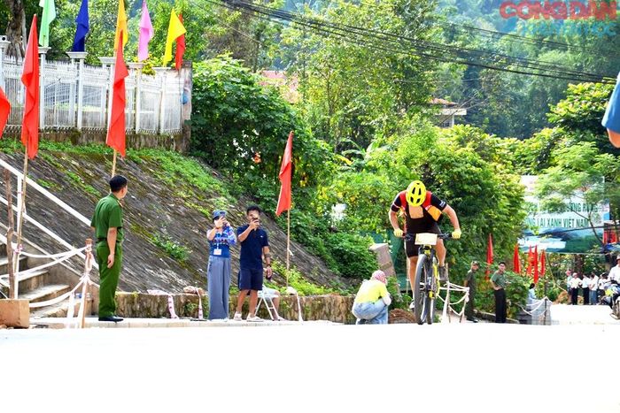 Cố gắng lên, sắp về đích rồi. Ảnh: Quốc Hồng