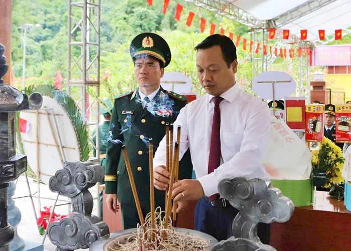 Trung tướng Vũ Trung Kiên, Ủy viên Ban Chấp hành Trung ương Đảng, Ủy viên Quân ủy Trung ương, Tư lệnh Bộ đội Biên phòng và Bí thư Tỉnh ủy Điện Biên Trần Tiến Dũng dâng trước trước tượng đài Liệt sĩ Trần Văn Thọ, chính thức khánh thành công trình nâng cấp Khu tưởng niệm Anh hùng liệt sĩ Trần Văn Thọ tại Điện Biên.