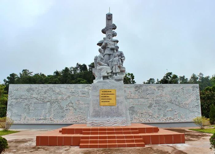 Tượng đài Anh hùng liệt sĩ Trần Văn Thọ và đồng bào biên giới, tấm phù điêu đắp nổi trong Khu tưởng niệm Liệt sĩ Trần Văn Thọ, xã Sín Thầu, Điện Biên. 
