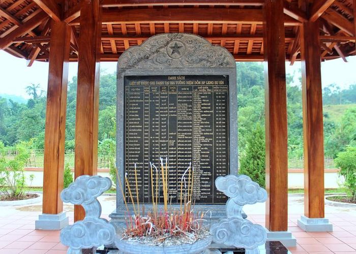 Nhà bia tưởng niệm các liệt sĩ trong Khu tưởng niệm Anh hùng liệt sĩ Trần Văn Thọ.