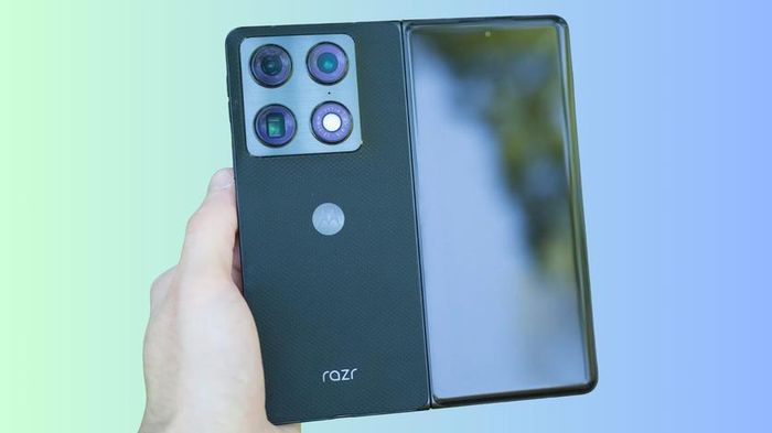 Motorola Razr Fold là sản phẩm đầu tiên của Motorola trong phân khúc điện thoại gập kiểu sách, và nó đã làm rất tốt ở nhiều khía cạnh.