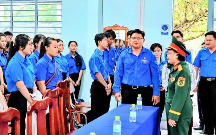 Anh hùng Lực lượng vũ trang nhân dân Phan Thị Út, bí danh "Út Nghét" giao lưu với các đoàn viên, thanh niên.