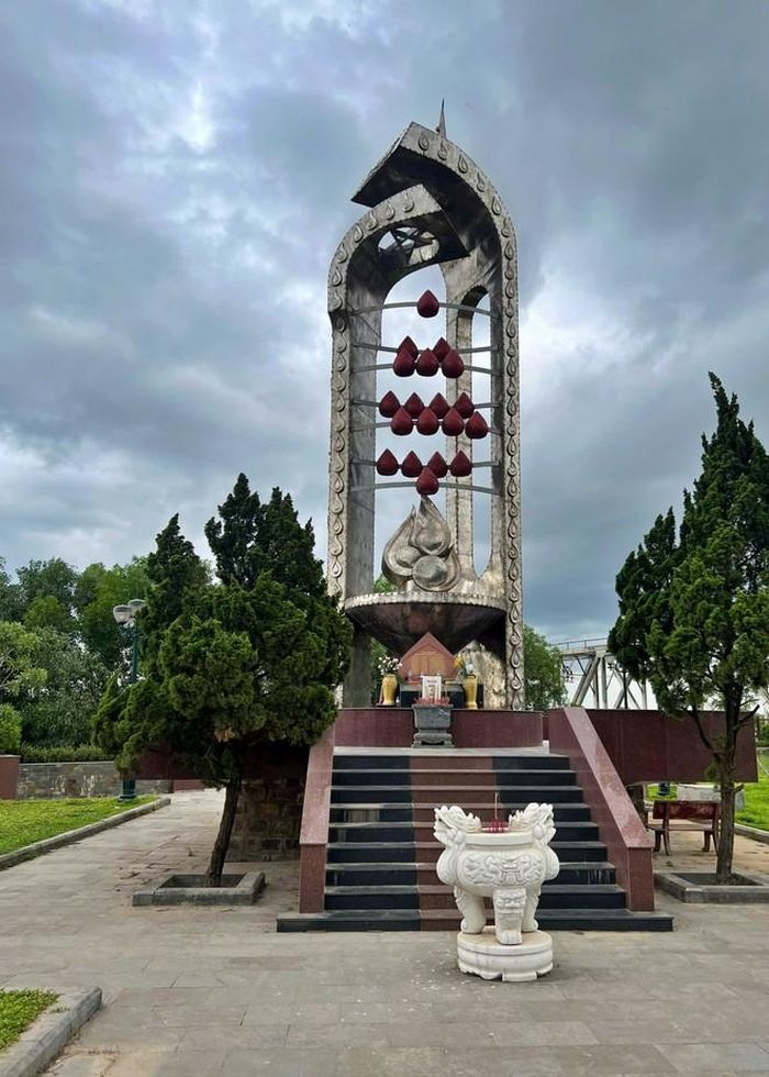 Dâng hương tại tượng đài 19 giọt máu đào bên sông Thạch Hãn. 