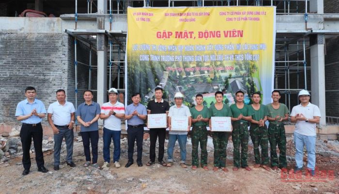 Phó chủ tịch HĐND tỉnh Lã Hoài Nam tặng quà động viên các lực lượng thi công công trình Trường Phổ thông Dân tộc nội trú Tiểu học và THCS Tổng Cọt.