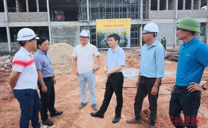 Phó Chủ tịch HĐND tỉnh Lã Hoài Nam trao đổi, động viên các đơn vị thi công tại công trình Trường Phổ thông Dân tộc nội trú Tiểu học và THCS Tổng Cọt.