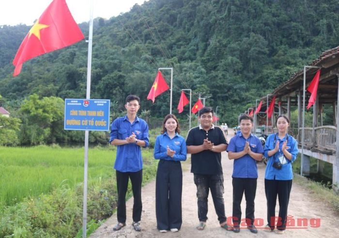 Đại diện các đơn vị khánh thành công trình thanh niên "Đường cờ Tổ quốc" tại thôn Bản Rạc - Nà Thúng, xã Vinh Quý.