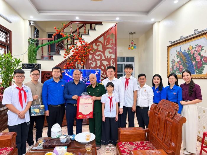 Đoàn công tác thăm tặng quà gia đình chính sách trên địa bàn phường Thục Phán.