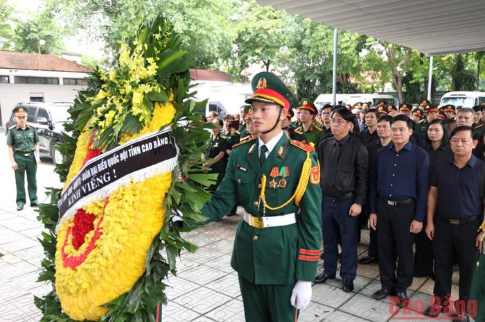 Đoàn đại biểu Quốc hội tỉnh viếng Đại tá, Anh hùng lực lượng vũ trang nhân dân La Văn Cầu.