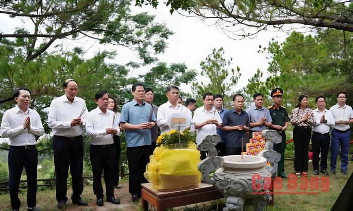 Đoàn đại biểu tỉnh đến dâng hương, viếng mộ Đại tướng Võ Nguyên Giáp tại Vũng Chùa - Đảo Yến, tỉnh Quảng Trị.