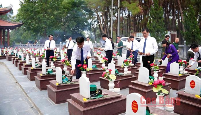Đoàn đại biểu tỉnh thắp hương tri ân các phần mộ liệt sĩ tại Khu mộ Liệt sĩ tỉnh Cao Bằng, Nghĩa trang Liệt sĩ quốc gia Trường Sơn.