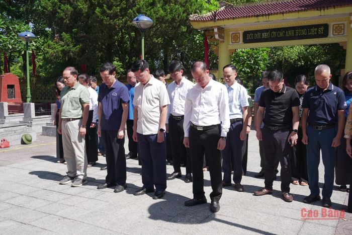 Đoàn công tác dành phút mặc niệm tưởng nhớ công lao của các anh hùng liệt sĩ.