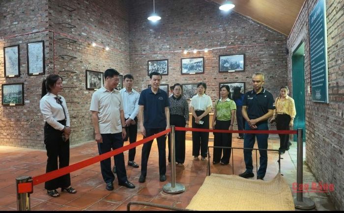 Sở Văn hóa, Thể thao và Du lịch - Báo và Phát thanh, Truyền hình Cao Bằng tham quan các địa điểm tại cứ điểm Đông Khê, Di tích quốc gia đặc biệt địa điểm Chiến thắng Biên giới năm 1950.