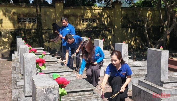 Đoàn công tác thắp hương từng phần mộ liệt sĩ.