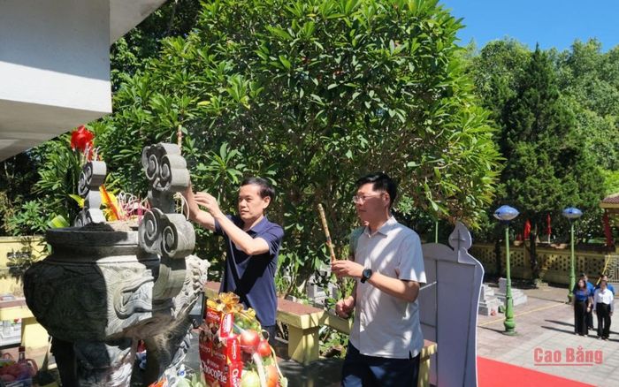 Lãnh đạo Sở Văn hóa, Thể thao và Du lịch cùng Báo và Phát thanh, truyền hình Cao Bằng dâng hương Nghĩa trang liệt sĩ Đông Khê.