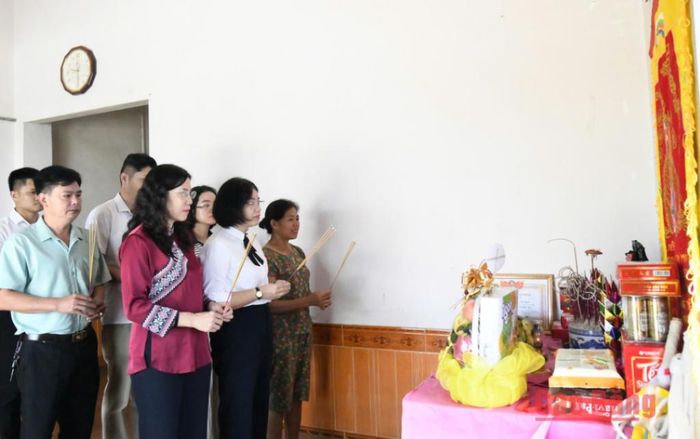 Lãnh đạo Đảng ủy phường Nùng Trí Cao thắp hương tưởng niệm Bà mẹ Việt Nam Anh hùng Ngô Thị Khuya, Tổ dân phố Đức Chính.