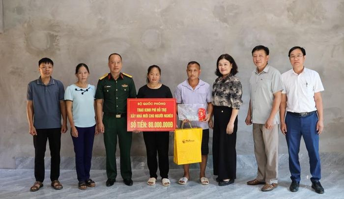 Đảng ủy xã Trường Hà trao hỗ trợ xây dựng nhà cho gia đình ông Sùng Sử Pá, xóm Tềnh Cà Lừa.