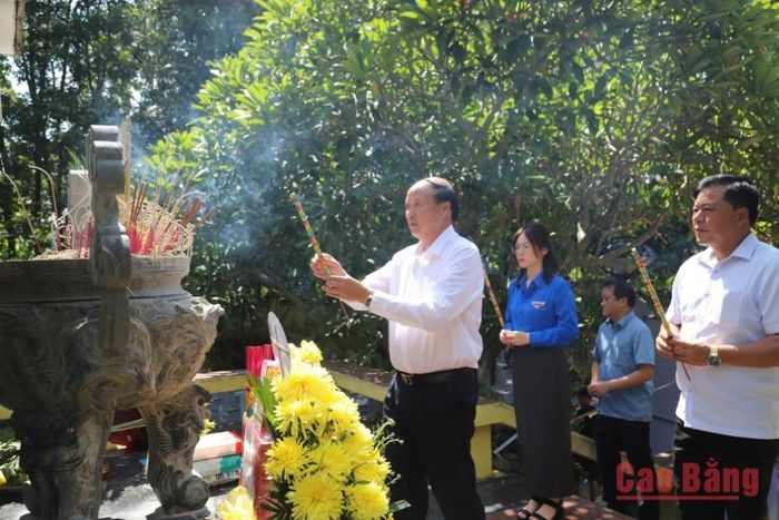 Phó Chủ tịch UBND tỉnh Hoàng Văn Thạch và đoàn công tác dâng hương Nghĩa trang liệt sĩ Đông Khê.