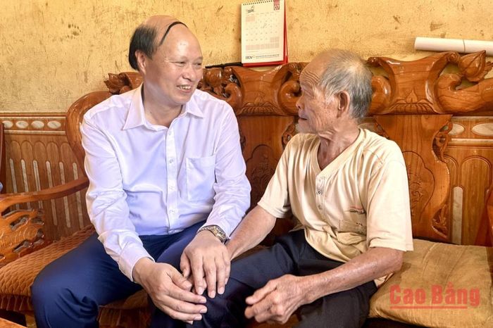 Phó Chủ tịch UBND tỉnh Hoàng Văn Thạch hỏi thăm sức khỏe thương binh Nông Đức Mèn, thôn Vân Trình.