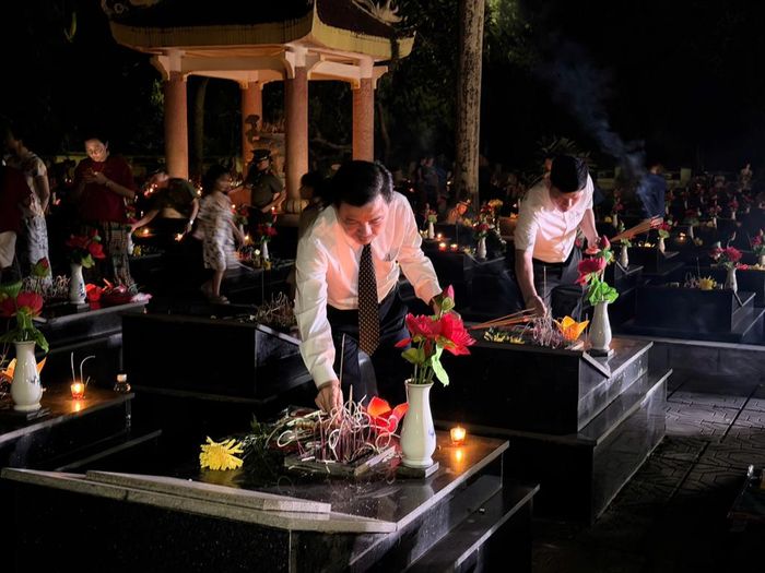 Các đại biểu dâng hương tại Nghĩa trang Liệt sĩ Thanh Sơn, phường Thục Phán.