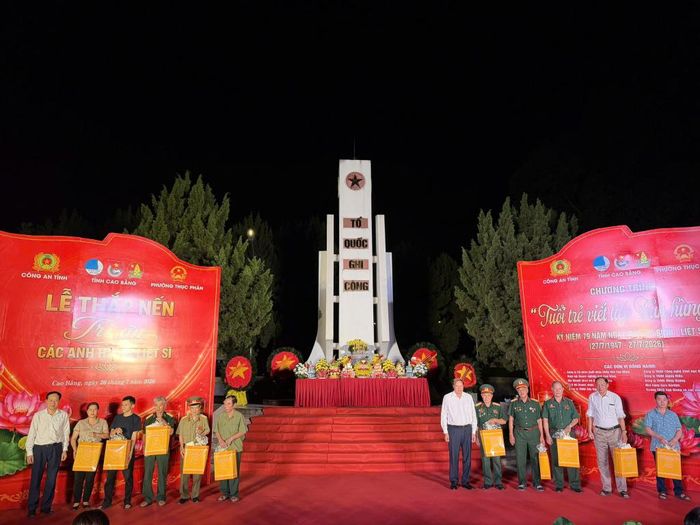 Trao tặng quà thương binh, bệnh binh, gia đình người có công với cách mạng và thân nhân liệt sĩ.