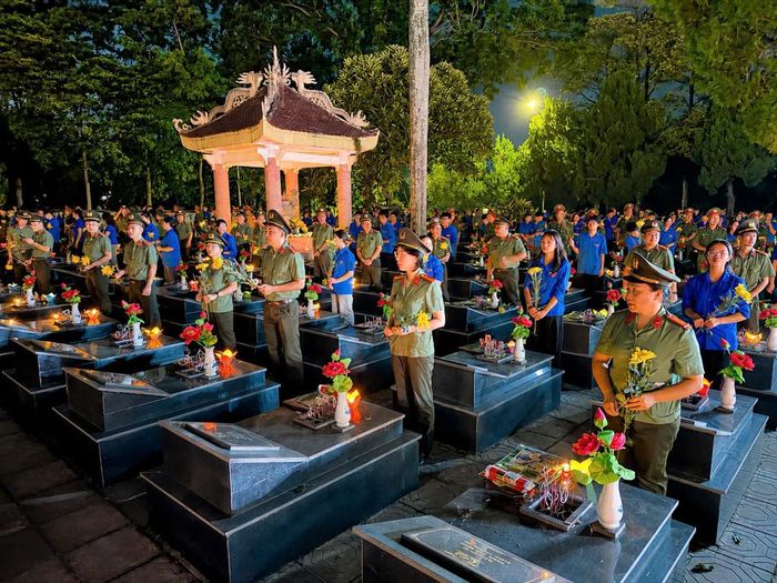 Tuổi trẻ Cao Bằng dâng hoa tại ngôi mộ của các anh hùng liệt sĩ.
