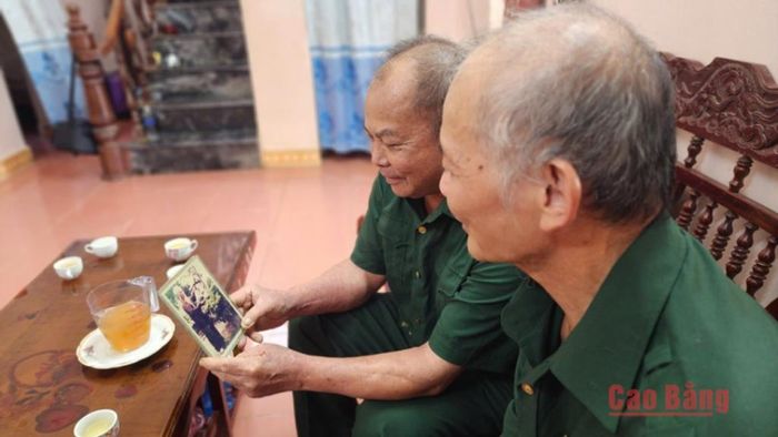 Những bức ảnh, tư liệu cũ trở thành nhịp cầu nối quá khứ, giúp các thương binh sống lại những năm tháng chiến đấu kiên cường cùng đồng đội.
