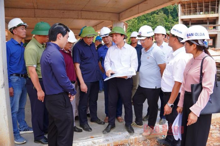 Chủ tịch UBND tỉnh Lê Hải Hòa chỉ đạo về phương án thi công tại Trường Phổ thông dân tộc nội trú liên cấp xã Đình Phong.