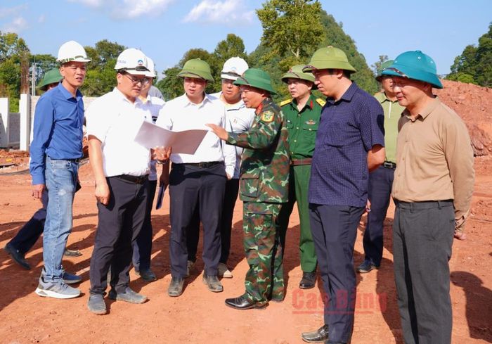 Chủ tịch UBND tỉnh Lê Hải Hòa nghe báo cáo phương án thi công tại Trường Phổ thông dân tộc nội trú liên cấp xã Tổng Cọt.