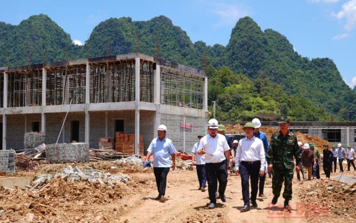 Chủ tịch UBND tỉnh Lê Hải Hòa kiểm tra thực địa công trường Trường Phổ thông dân tộc nội trú liên cấp xã Đàm Thủy.