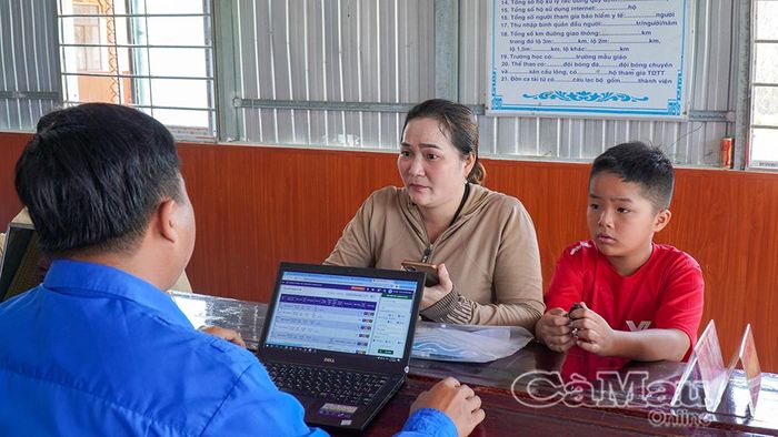 Cán bộ Xã Trần Phán tận tình hướng dẫn người dân ấp Tân Hòa làm thủ tục tại Điểm giải quyết TTHC lưu động vào thứ Bảy.