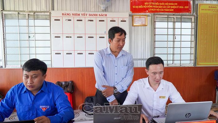  Ông Văn Hoài Thương, Phó Chủ tịch UBND Xã Trần Phán, trực tiếp kiểm tra, đôn đốc hoạt động tại Điểm giải quyết TTHC lưu động.