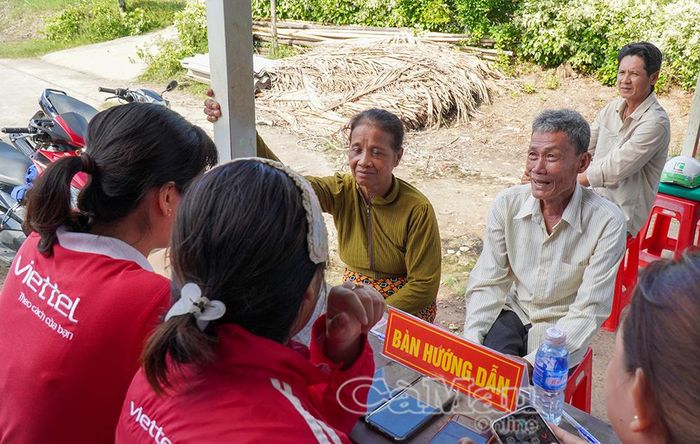  Người dân vùng sâu phấn khởi khi được giải quyết các thủ tục hành chính thiết yếu ngay tại địa bàn cơ sở.