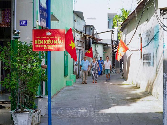 Người dân phấn khởi hưởng ứng các tiêu chí xây dựng "Hẻm kiểu mẫu", góp phần giữ gìn cảnh quan và xây dựng nếp sống văn minh đô thị.