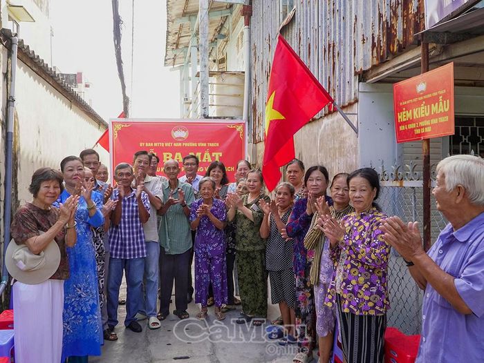  Người dân phường Vĩnh Trạch hưởng ứng mô hình 4T (Tự tin - Tri thức - Trách nhiệm - Thích ứng số) gắn với 3A (An tâm - An toàn - An sinh), chung tay xây dựng khu dân cư văn minh, an toàn.