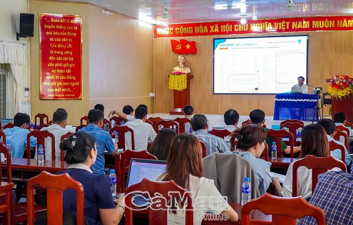 Cán bộ, công chức xã An Trạch tham gia lớp tập huấn ứng dụng công nghệ trí tuệ nhân tạo (AI), từng bước nâng cao năng lực chuyển đổi số trong thực hiện nhiệm vụ.