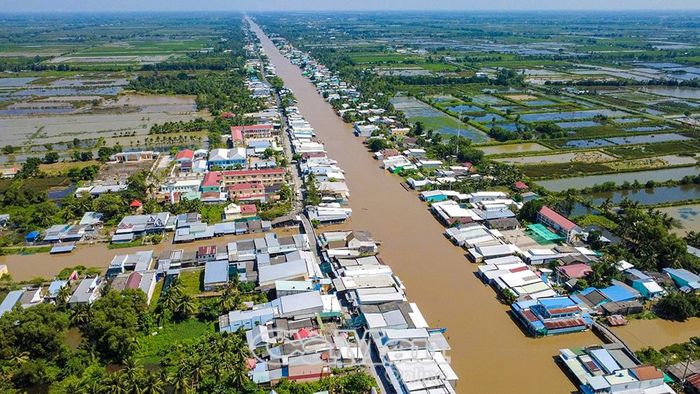 Hạ tầng giao thông được đầu tư đồng bộ là nền tảng để các địa phương tiếp tục nâng cao chất lượng các tiêu chí nông thôn mới. Ảnh: NGUYỄN LINH