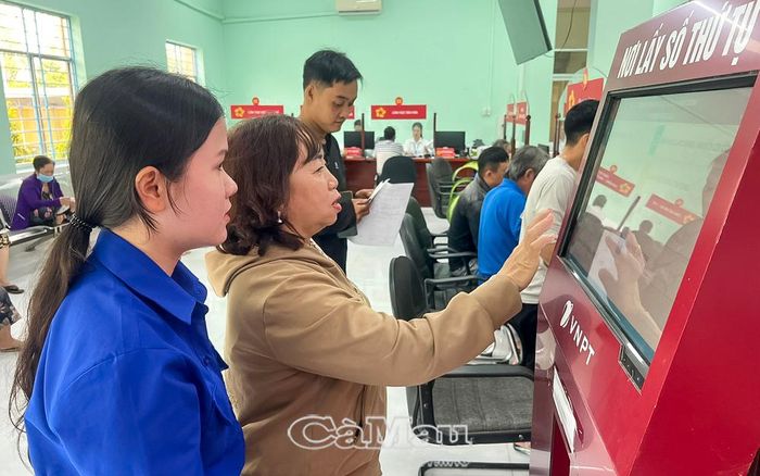 Người dân lấy số thứ tự điện tử trước khi giải quyết thủ tục hành chính, góp phần xây dựng nền hành chính hiện đại, phục vụ hiệu quả. Ảnh: HỮU THỌ