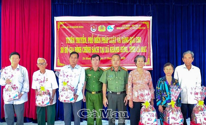 Phòng Hồ sơ nghiệp vụ Công an tỉnh Cà Mau trao 30 phần quà đến các gia đình chính sách trên địa bàn xã Khánh Hưng.