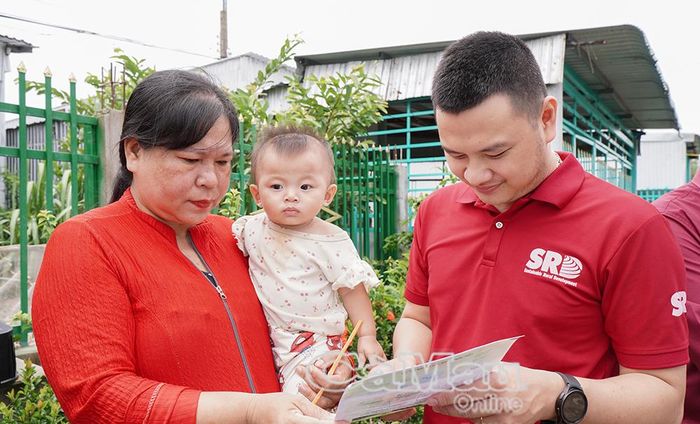 Ông Nguyễn Văn Ngọc Hiên, Phó Giám đốc Trung tâm Phát triển nông thôn bền vững, kiêm Quản lý Dự án VM077, truyền thông, hướng dẫn người dân xử lý rác thải tại hộ gia đình.