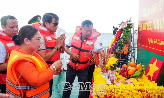 Ðại biểu thành kính dâng hương tưởng niệm anh hùng liệt sĩ và đồng bào tử nạn.