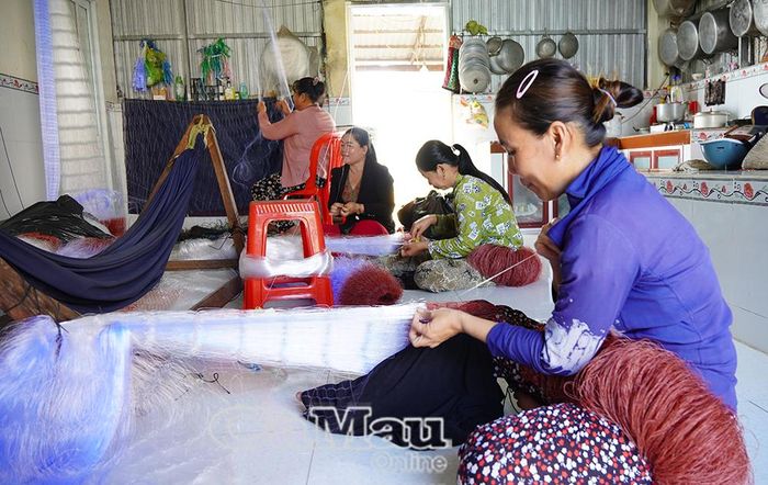 Tổ làm lưới của chị Huỳnh Thị Giai, ấp Rạch Vinh, có khoảng 10 lao động thường xuyên.