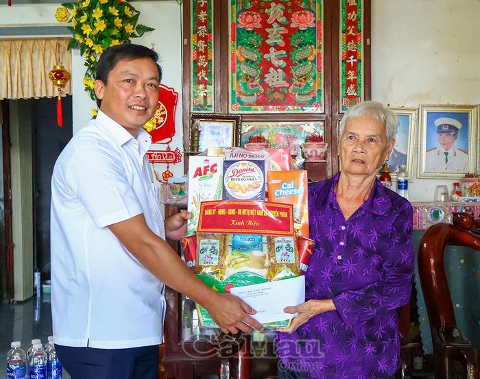 Đồng chí Đoàn Việt Khoa, Bí thư Đảng ủy, Chủ tịch HĐND Xã Nguyễn Phích, trao quà của Đảng ủy, HĐND, UBND, Ủy ban MTTQ xã tặng bà Huỳnh Thị Anh, thân nhân liệt sĩ, Ấp 8, Xã Nguyễn Phích.