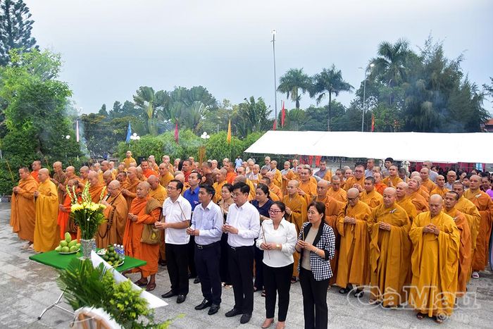 Các đồng chí lãnh đạo tỉnh và các vị chư tăng dâng hương tri ân các Anh hùng liệt sĩ.